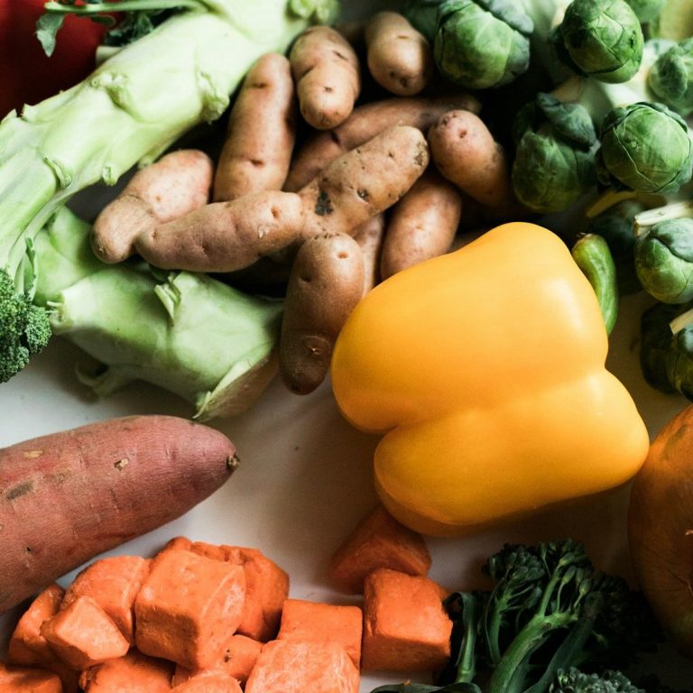 Vielfältiges Gemüse: Süßkartoffeln, gelbe Paprika, Brokkoli und Rosenkohl.